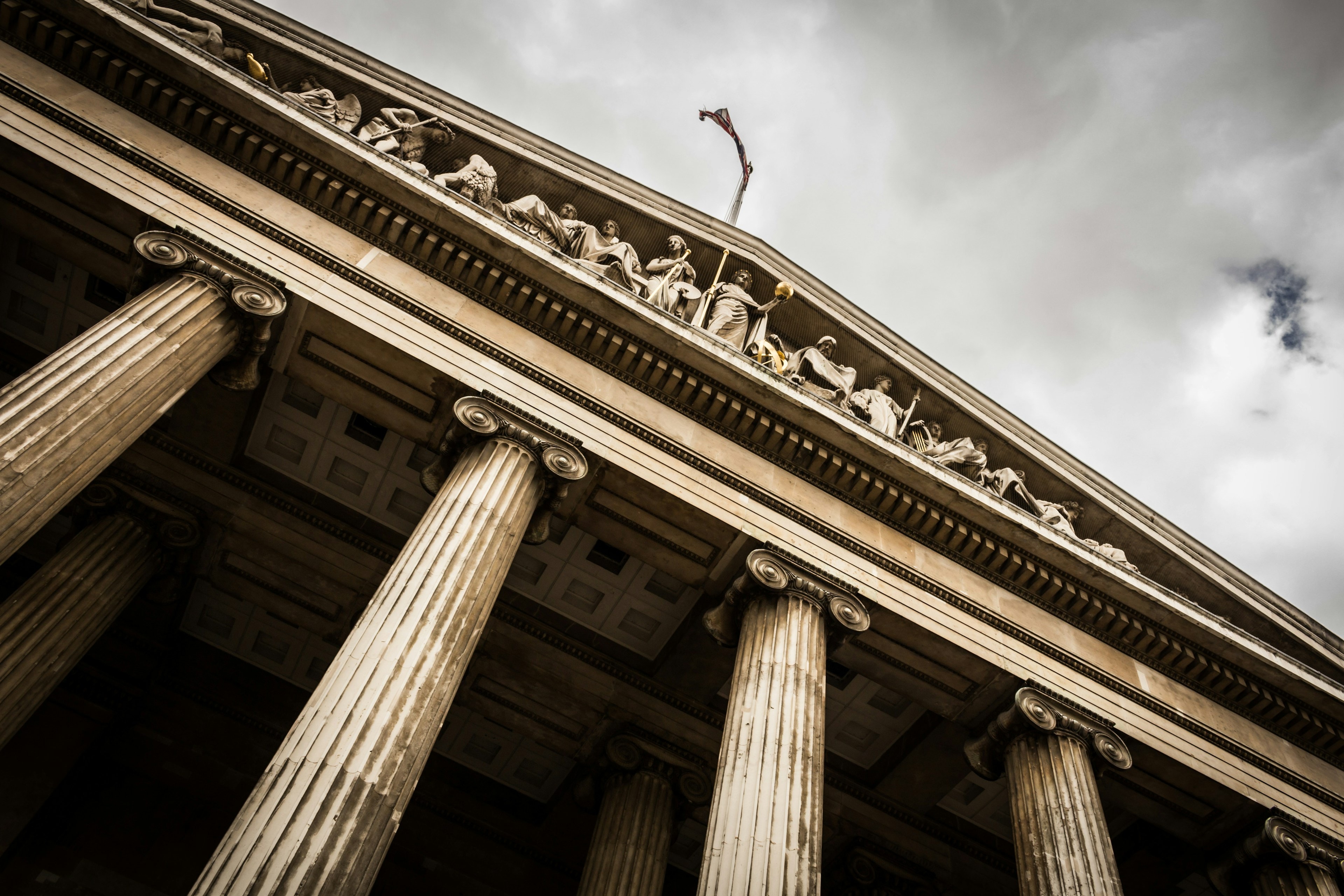 Colonnade néoclassique d'un palais de justice